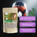 Mezcla de cardo mariano molido y pinkies deshidratado. Esta composición es ideal para complementar las pastas de cría utilizadas en silvestres, aportando una fuente proteica, mineral y de ácidos grasos muy útiles para este tipo de aves. El aporte de esta composición aumenta el nivel proteico de las pastas de cría con una fuente proteica de muy buena calidad. El cardo mariano es ideal como protector hepático para las aves, siendo una fuente natural. Modo de empleo: Añadir 20 gr/kg de pasta o alimento en especial en época de cría, pudiendo emplearse de forma continua durante todo el año. Composición: Cardo Mariano deshidratado en polvo, pinkies deshidratado, correctores y conservantes. Componentes analíticos por cada 100 grs: Proteína bruta 30,35% Fibra bruta 40,73% Ceniza bruta 6,02% Grasa bruta 11,70% Azucares y carbohidratos 3,20%, humedad 8%. Especies de destino: pájaros ornamentales. Envase: 120 gr.