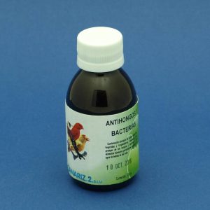 Antihongos y bacterias (Probiótico Canariz) Combinación sinérgica de ácidos orgánicos, fungicidas y fungistáticos en unión de minerales, creando con ello una fórmula ideal que combina altos niveles de calcio y fósforo en presentación soluble y altamente disponible debido a que en presencia del fósforo se consiguen los máximos niveles de absorción del calcio. Este producto ha sido diseñado para proteger de bacterias y hongos el intestino de los pájaros y el agua de bebida de los mismos, así como a los alimentos húmedos (germinados y pastas), aportando al mismo tiempo minerales en forma hidrosoluble para la estructura ósea y como fortalecedor de la cáscara de los huevos en época de cría. Actúa como probiótico y es un tónico general, reduciendo el nivel del PH en el intestino y aumentando el nivel ácido, impidiendo con ello, el desarrollo de las bacterias y los hongos en el mismo. Purificante natural para pájaros, favorece un óptimo estado general del ave y una mayor resistencia contra infecciones víricas y bacterianas, regula y normaliza el aparato digestivo y el funcionamiento de la flora intestinal. En situaciones anormales del criadero, responde como agente antiestrés, mejorando la fertilidad, así como una muda completa y más natural. Si se añaden unas gotas al agua del baño limpia y desinfecta las patas de los pájaros y su plumaje. COMPOSICIÓN: Fósforo, calcio, sodio, magnesio, cobre, hierro, manganeso, zinc, ácido propiónico, ácido acético, ácido sórbico, monodigliceridos de ácidos grasos alimentarios y extractos de manzana. Controla hongos y bacterias. Es activo frente a micosis digestivas y respiratorias. Posee un amplio efecto antibacteriano en el agua de bebida y es eficaz contra la Encheriachia Coli (Ente), la Salmonella y Pseudomonas presentes en dicha agua. Es un agente desinfectante y limpiador del plumaje, piel y patas de las aves coadyuvando en la cura de pequeñas heridas e infecciones externas de los pájaros, limpiando y desinfectando bebederos, utensilios y conducciones de agua. Estimula el efecto de los antibióticos, aumentando su eficacia  y su nivel en la sangre, por lo que se recomienda usarlos simultáneamente. Promueve una flora intestinal sana. Reduce la incidencia de diarreas. Mejora el índice de crecimiento. Promueve la digestión de los alimentos, aumentando el índice de supervivencia de las aves. APLICACIÓN: En tratamientos preventivos, en el agua de bebida 2 ml por litro durante 5 días. En situaciones críticas o curativas, emplear 4 ml por litro de agua de 6 a 8 días. En uso continuado usar de 0.5 a 1 ml por litro de agua de bebida. Estos niveles de dosificación deben ser estrictamente respetados. El producto en estado puro presenta un fuerte olor, sus gases y su contacto son irritantes. Para preparar semillas germinadas recomendamos efectuar un lavado preventivo de las semillas con agua, desechando la misma. A continuación, y en función de la cantidad de semillas a germinar (el agua debe cubrir las semillas), aplicar la dosis indicada para tratamientos preventivos (2 ml por litro de agua). Nota: 20 gotas de un gotero equivalen aproximadamente a 1 ml. El agua es un elemento esencial en la alimentación de las aves, siendo consumida por los pájaros en cantidades elevadas. La calidad del agua de bebida es esencial en la cría de los volátiles y en ocasiones no se le da la importancia que requiere. Es un medio ideal para las infecciones por bacteria y hongos; el agua infectada con bacterias y hongos patógenos, al ser ingerida por los pájaros producen toxinas en el intestino que pueden generar enfermedades. Este hecho es muy importante sobre todo en aves jóvenes, por tener el sistema digestivo inmaduro, con lo que no pueden soportar las diversas bacteria y hongos patógenos. Utilizando Antihongos y Bacterias Canariz y con una higiene adecuada (cambio de agua de bebida, etc...) se evitarán grandes problemas sanitarios.