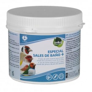 Las sales de baño Orniluck limpian el plumaje, proveen flexibilidad, resistencia y brillo. Fomentan el reemplazo de las plumas viejas contribuyendo a una muda correcta. Tienen una acción relajante en los músculos, disminuyendo el estrés y el picor. La piel de las piernas es más suave y sin escamas. Sales de baño especiales para el buen estado de las plumas y la piel de los canarios o todo tipo de pájaros. Información adicional: RECOMENDADO durante todo el año para mantener las plumas en buen estado y saludables. Instrucciones de uso y dosificación. Dosificación: 1,5-2 g por litro de agua. Uso: disolver con cuidado en agua y verter en el baño. La dilución también puede utilizarse para rociar a las aves en preparación para las competiciones. Tiempo de competiciones y muda: dos veces por semana. Invierno: una vez a la semana. Las sales de baño Orniluck son adecuadas para todas los pájaros porque no influyen en el color natural del plumaje. Composición: Minerales solubles en agua