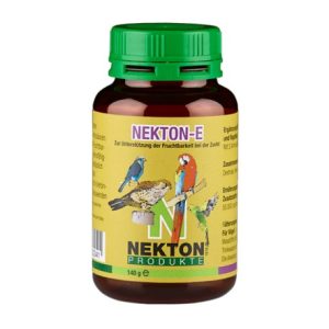 Nekton "E" Vitamina E concentrada en polvo para pájaros y mamíferos. indicado para estimular el instinto reproductor de las aves porque actúa sobre los órganos reproductores y las hormonas sexuales, aumentando la fertilidad y el apetito sexual. Fabricante: NEKTON Vitamina E concentrada en polvo para pájaros y mamíferos. indicado para estimular el instinto reproductor de las aves porque actúa sobre los órganos reproductores y las hormonas sexuales, aumentando la fertilidad y el apetito sexual. La administración de vitamina E antes de la época de cría contribuye a que las puestas sean más numerosas, que el numero de huevos infértiles sea menor, aumenta el índice de eclosión y baja la mortalidad de embriones y polluelos. Composición: 1 gr de Nekton E contiene 50.000 mg de Vitamina E. Dosis: Puede añadirse al agua del bebedero o bien espolvorearse sobre los alimentos blandos, 1g por cada 250 ml de agua o 1g por cada 250 g