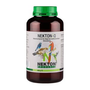 NEKTON- Q es el suplemento nutricional indicado para aves situadas en estaciones de cuarentena de importadores, criadores o tiendas de animales. NEKTON- Q ha sido formulado para que los pájaros en cuarentena puedan soportar con éxito las situaciones de estrés y los tratamientos médicos, particularmente durante los efectos de los antibióticos y las sulfamidas. NEKTON- Q provee los elevados requerimientos de vitaminas necesarios durante la cuarentena ayudando a superar esta situación al ave. NEKTON- Q está enriquecido con vitaminas A, E y K para disminuir el riesgo de daños en el organismo del pájaro, protegiendo los tejidos epiteliales, membranas y metabolismo celular, ayudando a reducir daños debidos al sangrado interno en tejidos y órganos. Vitaminas : vitamina A, vitamina D3, vitamina E, vitamina B1, vitamina B2, d-pantotenato de calcio, amida del ácido nicotínico, vitamina B6, ácido fólico, vitamina B12, vitamina C, vitamina K3